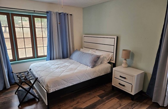 Remodeled, 2 primaries with en-suites, and 1000' gameroom minutes from Nationals