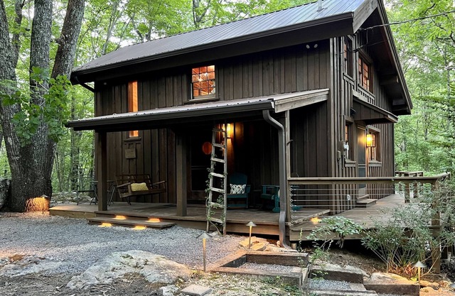 Remodeled Authentic Cabin Near DeSoto Park