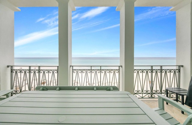 Remodeled Beachfront😎Frangista's Best☀️Elevator🐬Heated Splash Pool😎Beach Serv