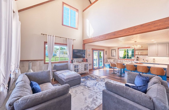 Remodeled, Quiet Neighborhood, Hot Tub, Dogs Ok, (KCottage)