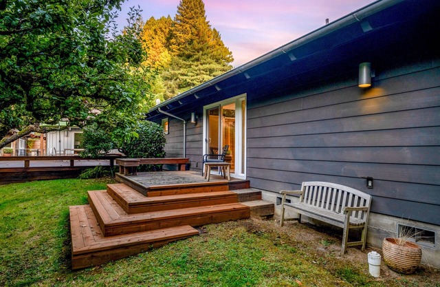 Remodeled ranch home with hot tub, basketball, 4 fireplaces, firepit, Ping-Pong