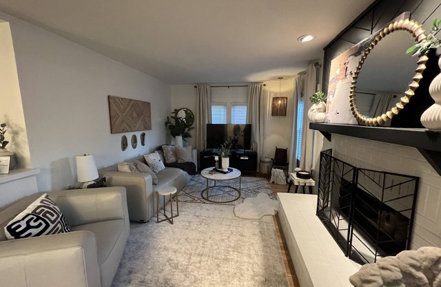 Remodeled Riverside Cottage w/sunroom, She-shed. Walk to golf, tennis, Botanica,