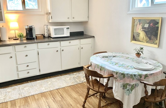 Ren's Eclectic Basement Apartment, between the colleges, minutes to hospitals!