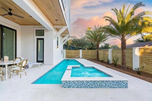 Rendezvous by AvantStay Modern Haven w Game Room Roof Top Pool Close to Beach