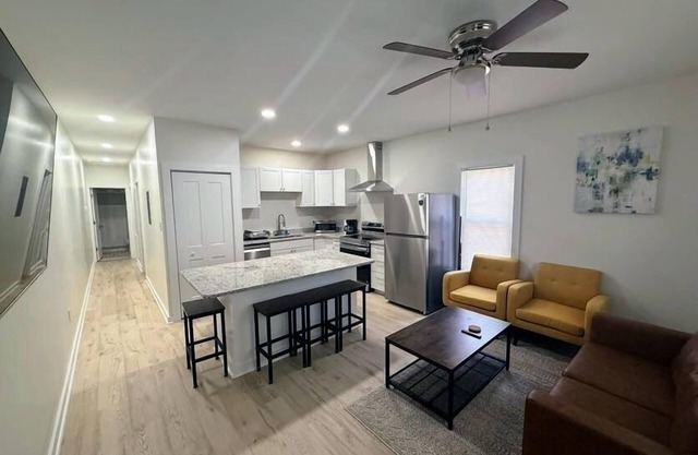 Renovated 2 Bedroom Great Central Location! New Property, Seasoned Superhost