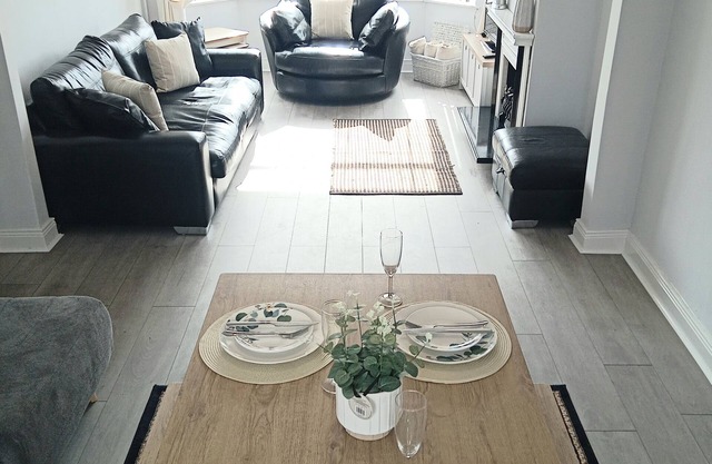 renovated 3 bedroom House, 3 miles from city centre, Belfast City Hall.