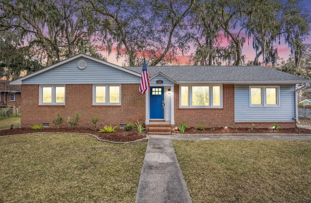 Renovated: 6 min to Parris Island - 10 min to downtown - Family Gem - Beach Pass