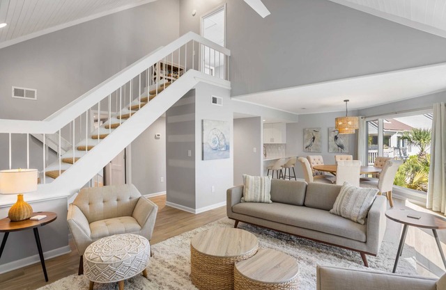 Renovated & Beautiful 2BR/2BA Villa! Easy walk to Beach & Club! Amenity Cards!