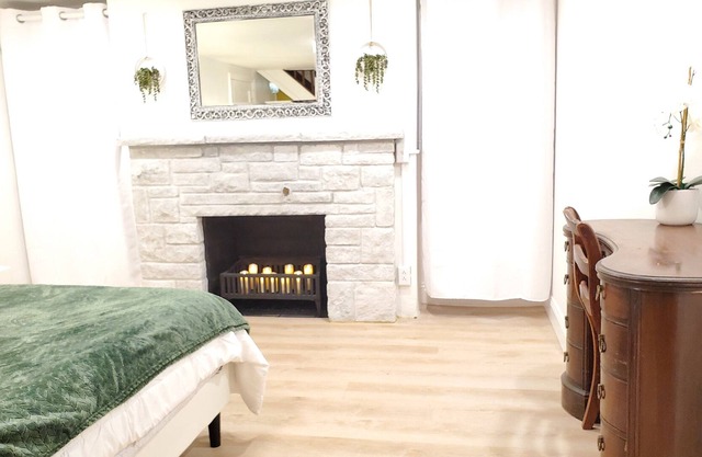 🪞 Renovated Cape Cod w/ King Bed ➕️ 🚲 trail proximity