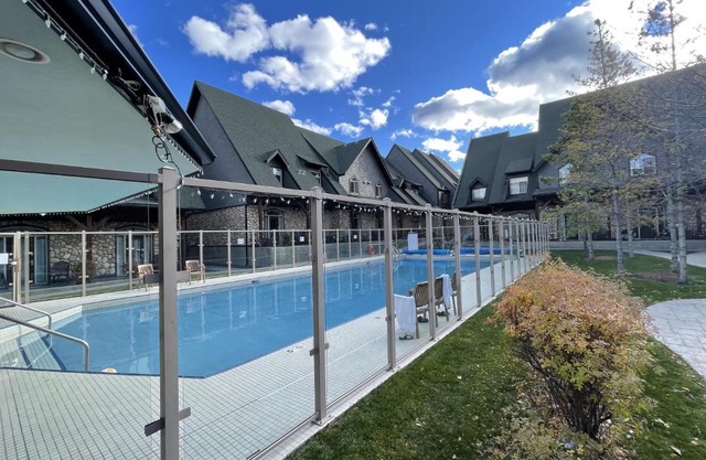 Renovated Chalet at Mystic Springs, Mountain Views, Pets Welcome!