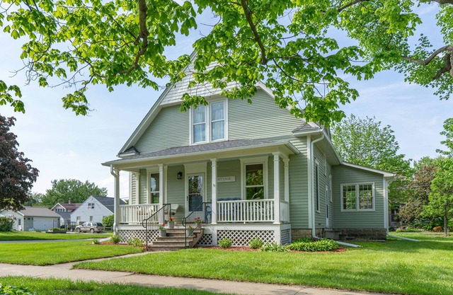 Renovated Cottage on Court: 3 blocks to historic downtown square