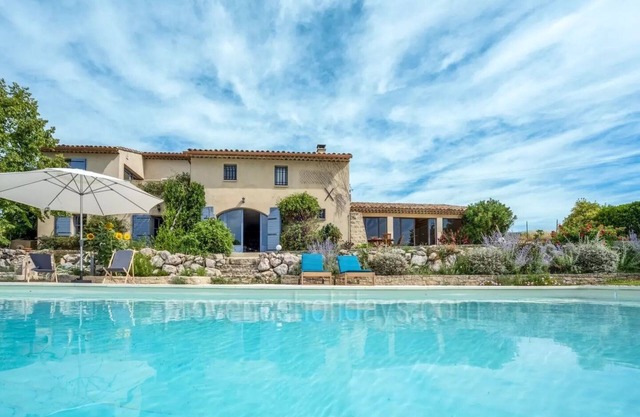 Renovated country farmhouse, absolute calm with breathtaking views of the countryside and Ventoux