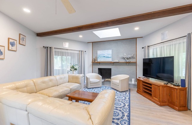 Renovated Getaway: A/C, Tennis, Private beach on North Bay. Close to everything