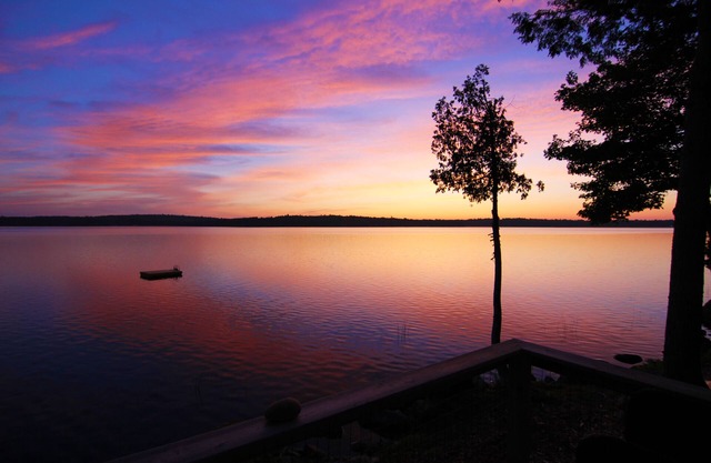 Renovated home steps from pristine Beech Hill Pond, Air Conditioned