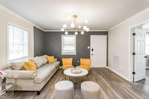 Renovated house close to Dtown Durham w king bed