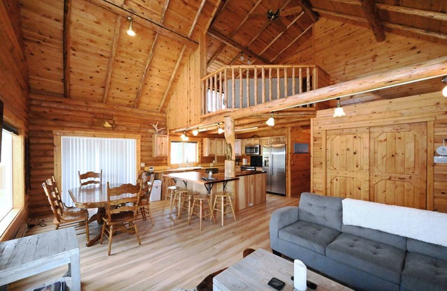 Renovated Log Cabin, 4 BR | 25 mins to Yellowstone