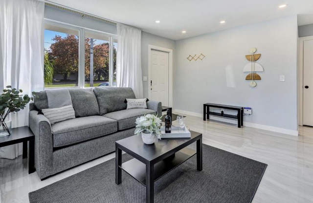 Renovated professional design, grill lake view!