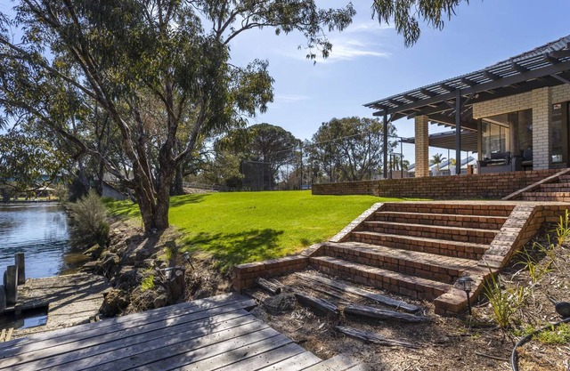 Renovated River Frontage with Private Jetty, Tennis Court, Pool Table. Free WIFI