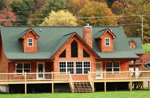 Renovated Riverfront Cabin mountain views-tubing, pool, fish