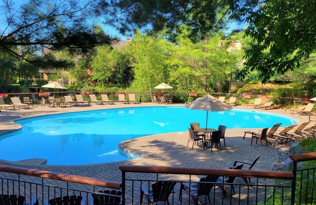 RENOVATED- Ski in&out/Walk to village/Corner Unit/Heated pool/Sunny/Views/AC
