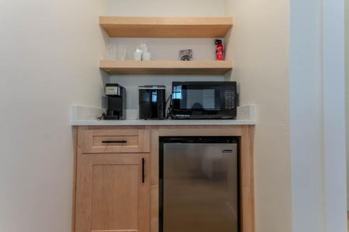 Renovated Studio 5 Min from Scenic Lake CDA - Pet Friendly