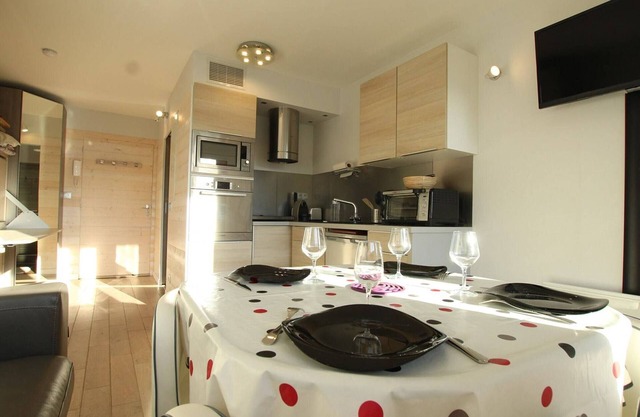 Renovated studio for 4 in Saint-Chaffrey with balcony, 3-star rated