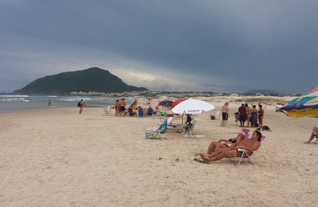 RENTAL SEASON ENGLISH /SANTINHO PLACE TRANQUILO 850 METROS DO MAR. WI-FI