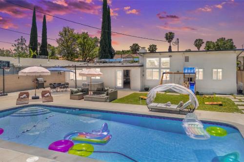 Reseda 4BR Pool Villa Hot Tub Arcade & Biliard