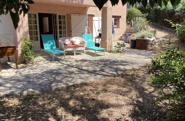 Residential area Garden level of villa, beach on foot!