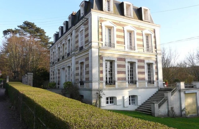 Residential flat in a former Etretat villa, in a big garden with free parking.