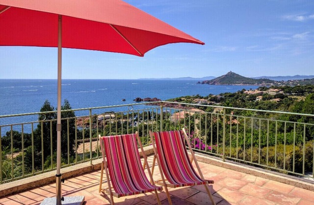 Residential villa with big swimming-pool in Antheor, Southern France