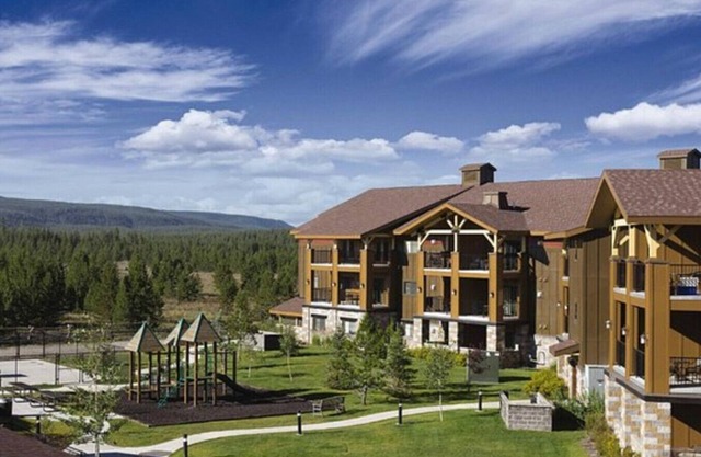 Resort 1BD condo 1 block from Yellowstone gates with resort amenities