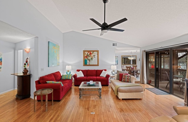 Resort Amenities, Dog Friendly, Keowee Lakefront, 5 Star Clean, Modern Vibe.