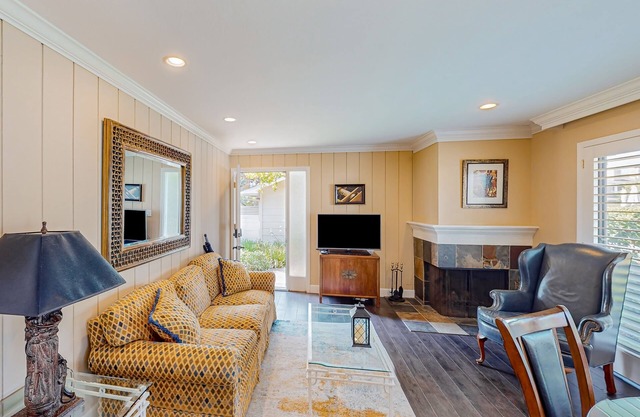 Resort condo with heated pool, tennis, hot tub, gym, washer/dryer, private patio