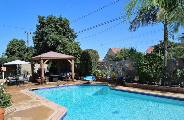 Resort heated pool home centrally located near beach & Disneyland