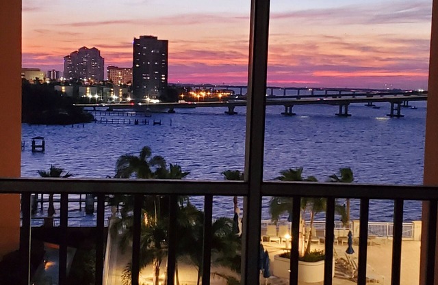 Resort Living Everyday! 3br-Sunset Views Galore - Riverfront - Historic Downtown