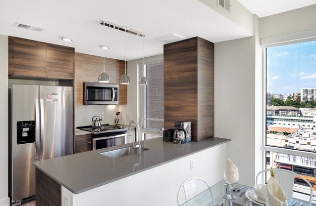 Resort-style pool & Spa! Irvine 2BR nr John Wayne Airport