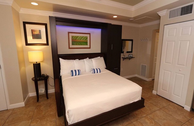 Resort-Style Relaxation – Beach Club #12 on Anna Maria Island by RVA