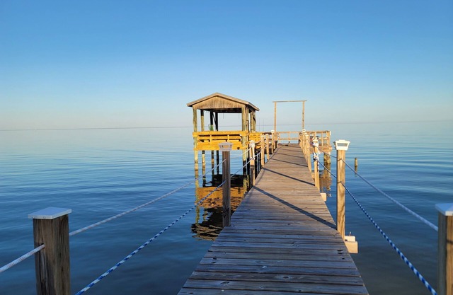 Resort, Waterfront Private Pier, Kayaks, Wi-Fi, Dedicated workspace.