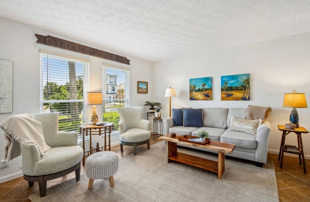 Restful and fabulous 2BR condo in Fernandina Beach 2 min walk to beach, sleeps 5