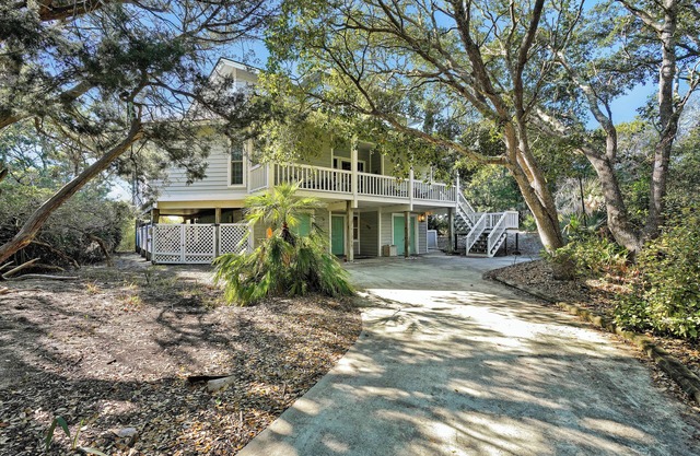 Resting Beach Face! 5BR estate on Golf Course w/3Decks, 2Fireplaces & Sundeck