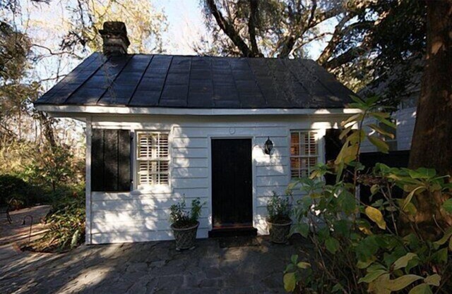 Restored servants' quarters for 1812 house in heart of Historic District