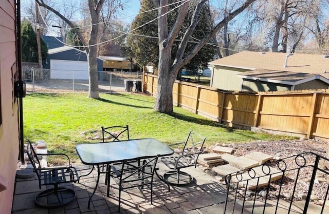 Retro Abode, 3Bed 1Bath w/Garagenn