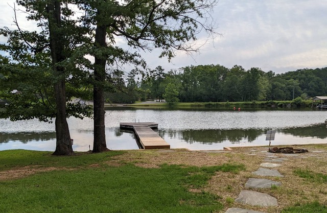 Retro Lakeside Retreat - tranquil and welcoming