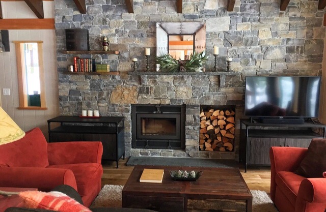 Retro-modern cabin in the woods. 5 week Feb-March ski lease available