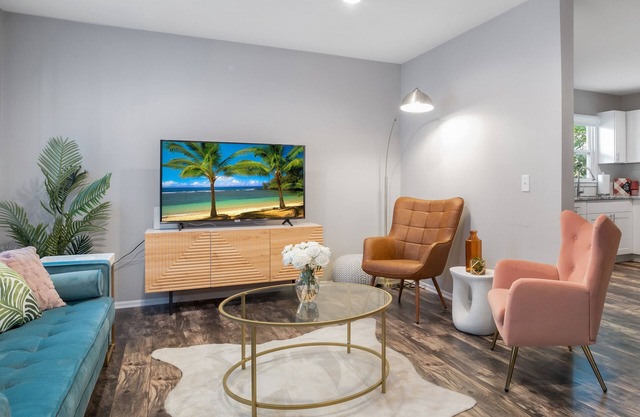 Retro Resort Inspired Home 7 Min From DT Raleigh