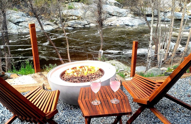 Retro River House! Waterfront, Firepit🔥, BBQ, Gameroom, 1 min to Sequoia Park.