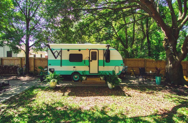 Retro themed camper 15 minutes from downtown, 25 minutes from beaches.