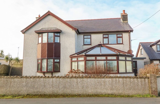 RHIANGWYN, pet friendly, with hot tub in Cemaes Bay