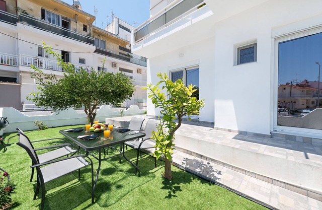 Rhodes Rose flat with garden and jacuzzi